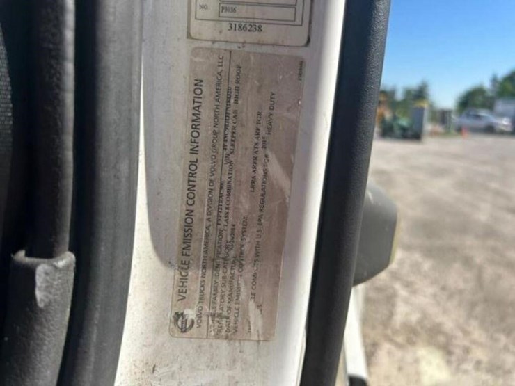 2015-volvo-t/a-hiway-tractor---sleeper-4v4nc9eh3fn-image-11