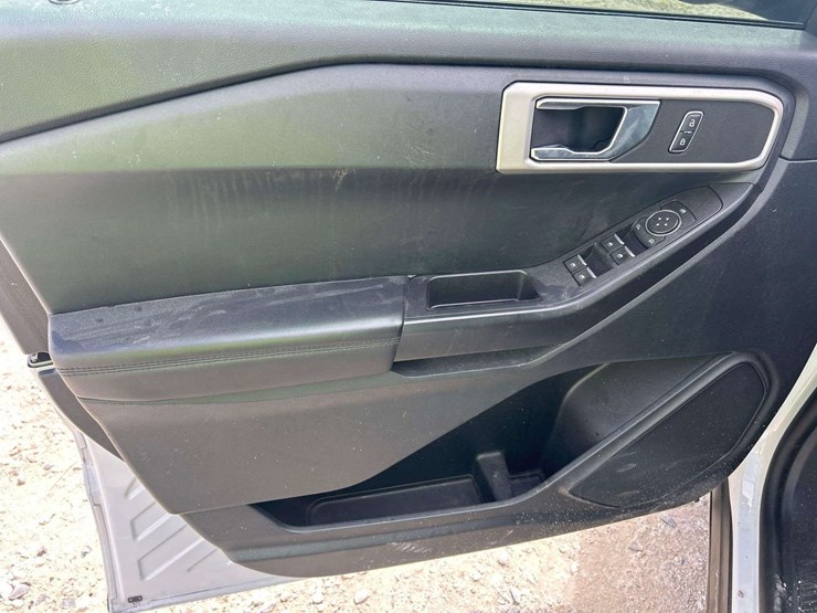 2021-ford-explorer-image-10