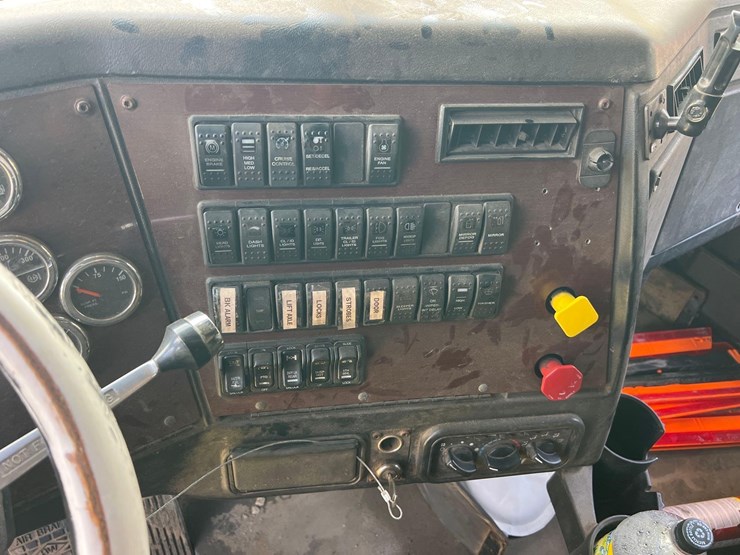 2016-western-star-4900sf-image-29