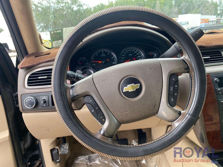 2011-chevrolet-suburban-image-13
