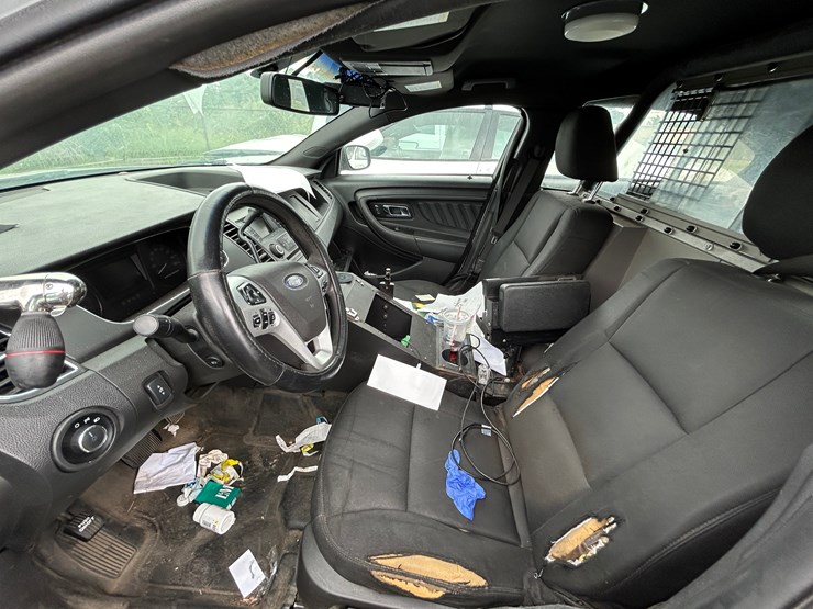 #61-•-#25946-•-2016-ford-taurus-awd-sedan-vin:-1fahp2mk5gg105517-image-15