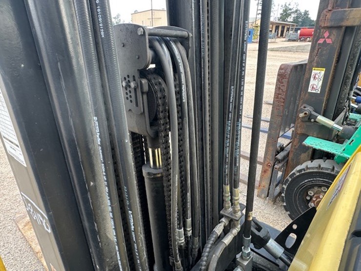 #2083-•-2019-hyster-50-port-forklift-image-24