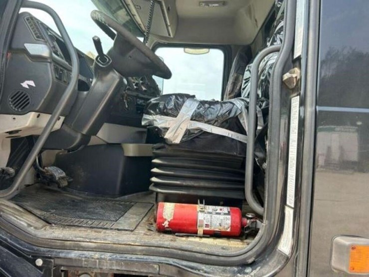 2005-volvo-wxll-tri/a-dump-truck-4v5k99gh55n391882-image-23