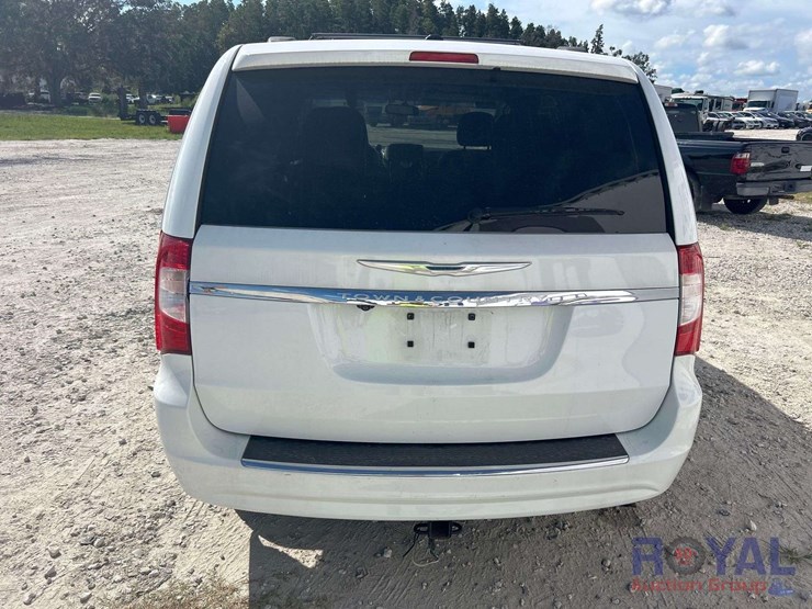 2016-chrysler-town-&-country-image-24