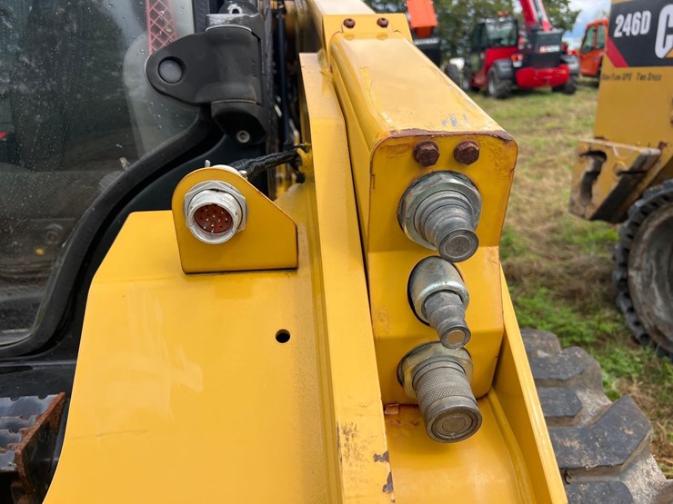 2017-caterpillar-262d-image-11