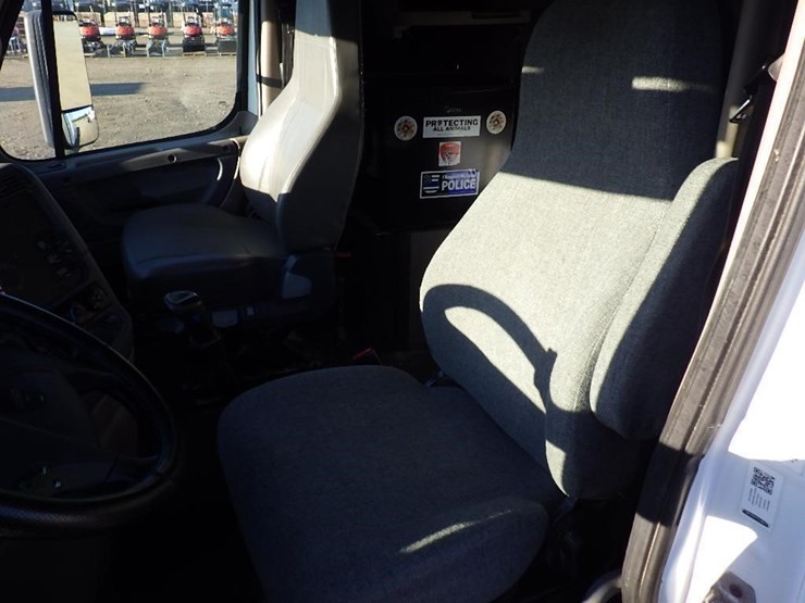 2016-freightliner-cascadia-113-image-19