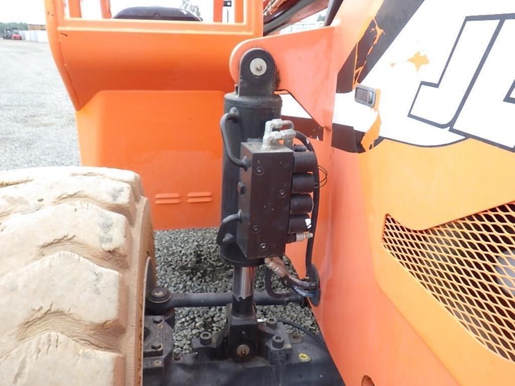 2014-jlg-8042-image-30