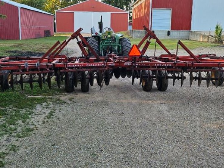 massey-ferguson-820-image-1