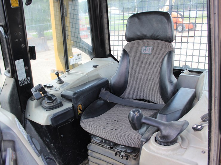 2020-caterpillar-d6n-lgp-image-16