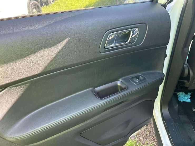 2017-ford-explorer-image-12