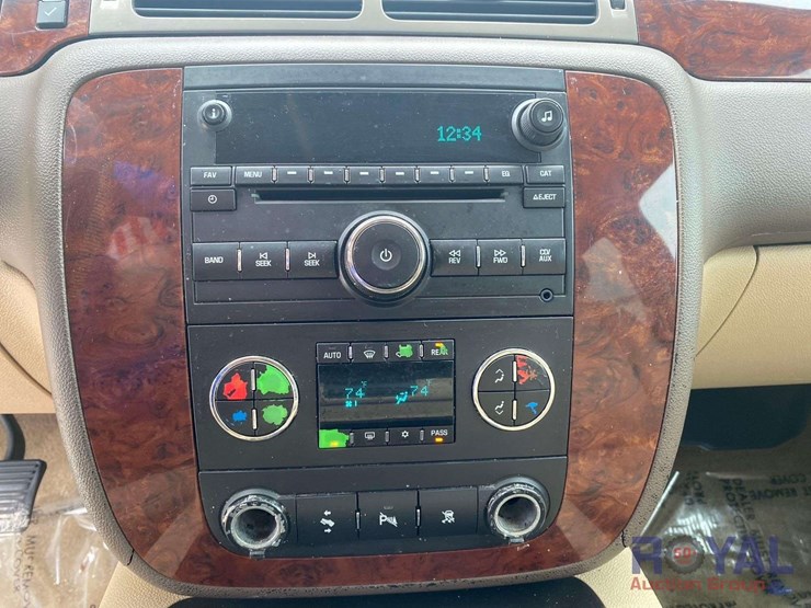 2011-chevrolet-suburban-image-17