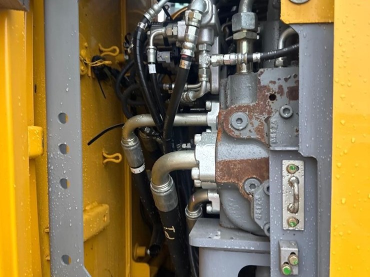 2021-deere-245g-lc-image-16