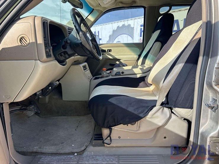 2001-chevrolet-suburban-image-12