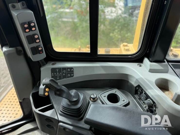 2019-caterpillar-d6t-image-31