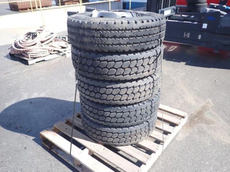 qty-of-(5)-perelli-215/75r17.5-tire(s)-&-rim(s)-image-4