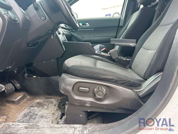 2015-ford-explorer-image-24