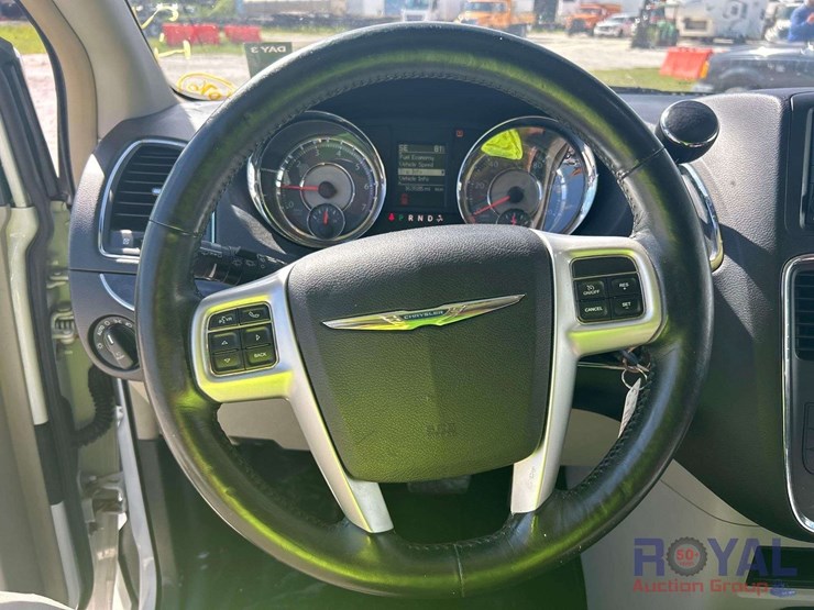 2016-chrysler-town-&-country-image-12