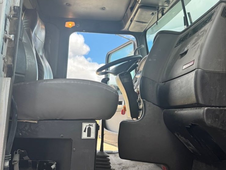 2011-kenworth-t800-image-18