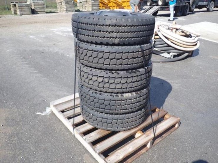 qty-of-(5)-perelli-215/75r17.5-tire(s)-&-rim(s)-image-3