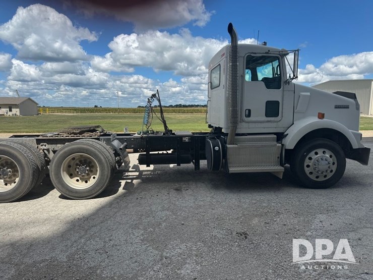 2011-kenworth-t800-image-3