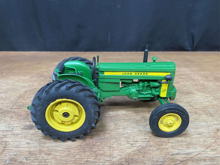 john-deere-320-image-8