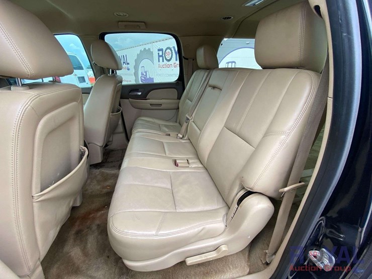 2011-chevrolet-suburban-image-21