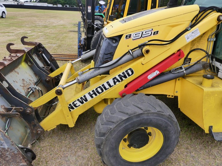 new-holland-b95b-image-11