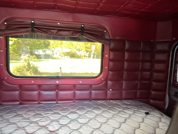 2010-peterbilt-389-image-25