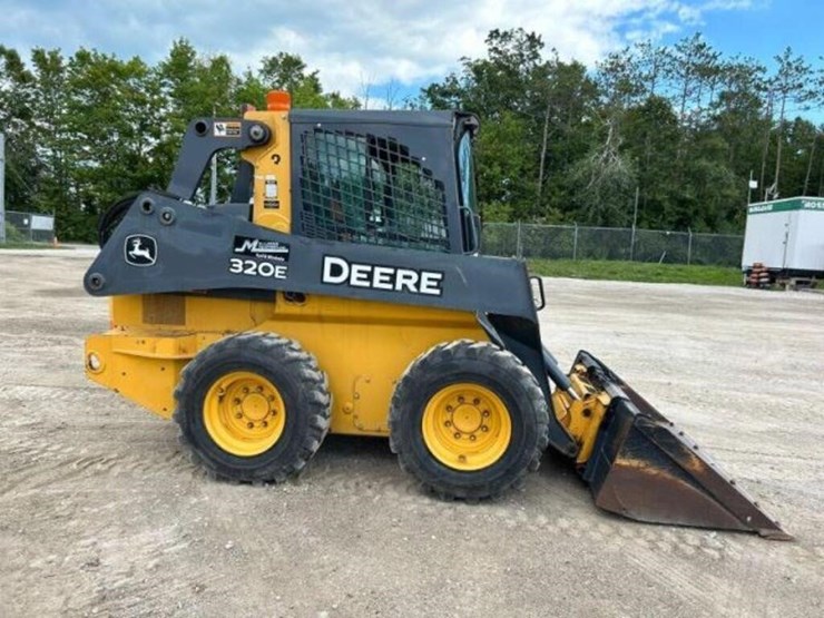 2017-deere-320e-image-6