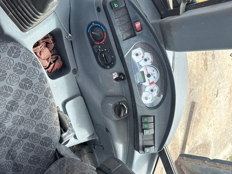 2017-new-holland-b95c-image-22