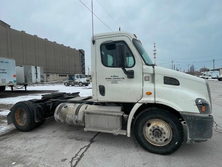 2014-freightliner-cascadia-113-image-5