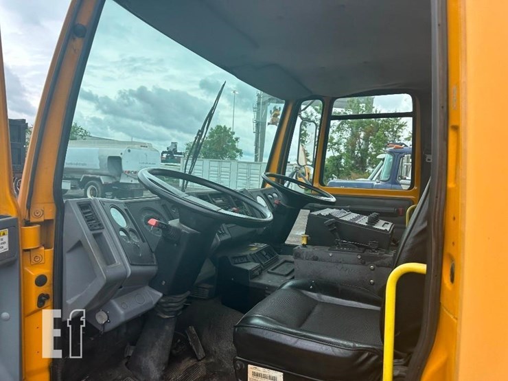 2001-freightliner-fc80-image-8