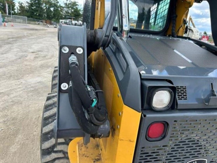 2017-deere-320e-image-34