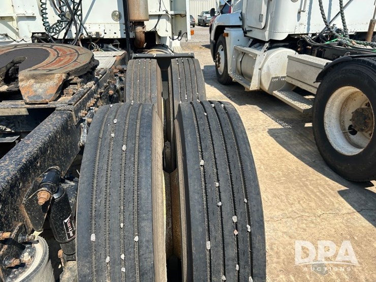2002-freightliner-columiba-day-cab-truck-(cp0659,-unit-28071)-image-15