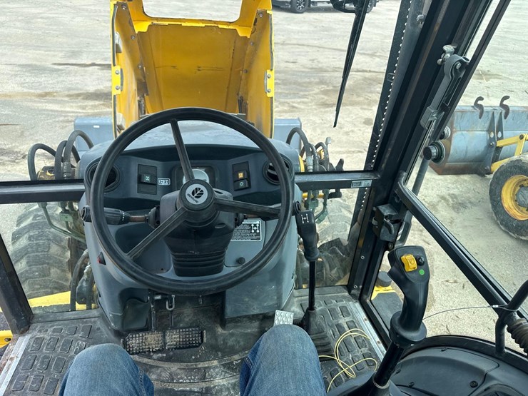2017-new-holland-b95c-image-23