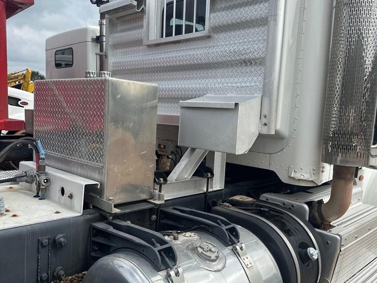 2012-peterbilt-367-image-19