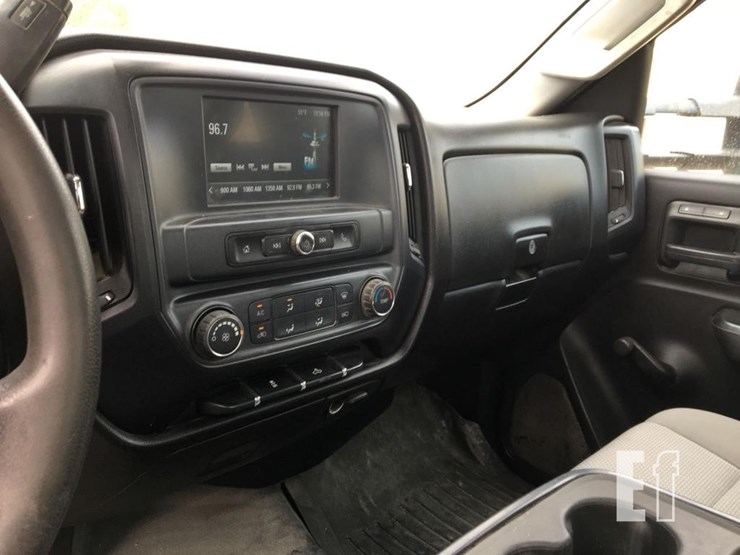 2017-chevrolet-3500-image-8