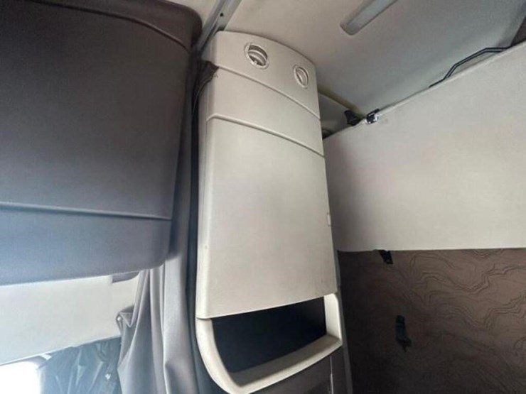 2015-volvo-t/a-hiway-tractor---sleeper-4v4nc9eh3fn-image-27