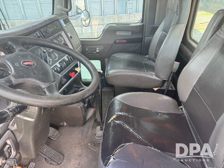 2011-kenworth-t800-image-16
