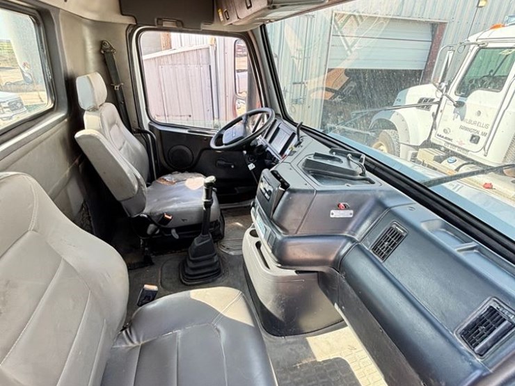 2001-volvo-truck-(dr12174)-image-8