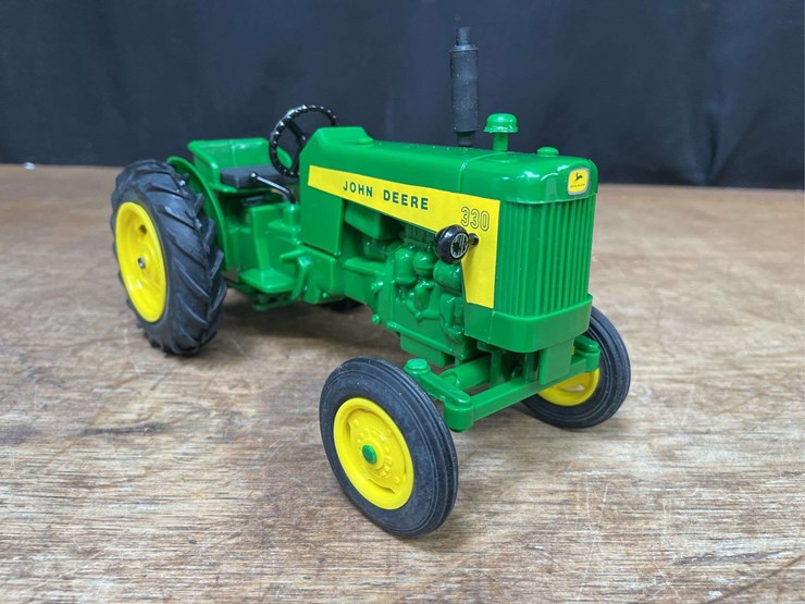 john-deere-330-image-9