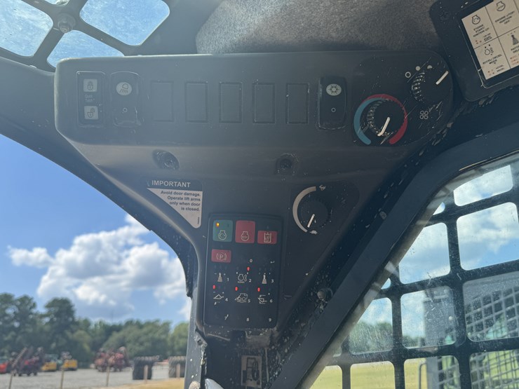 2024-deere-317g-image-16