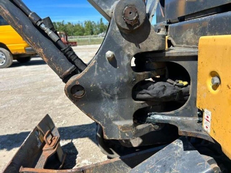 2015-deere-17g-image-52