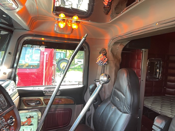 2010-peterbilt-389-image-26