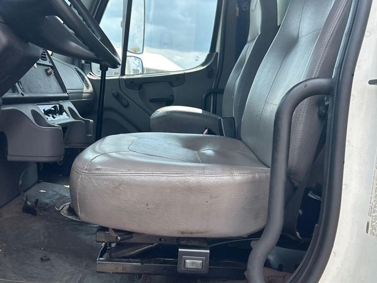 2005-freightliner-business-class-m2-106-image-42