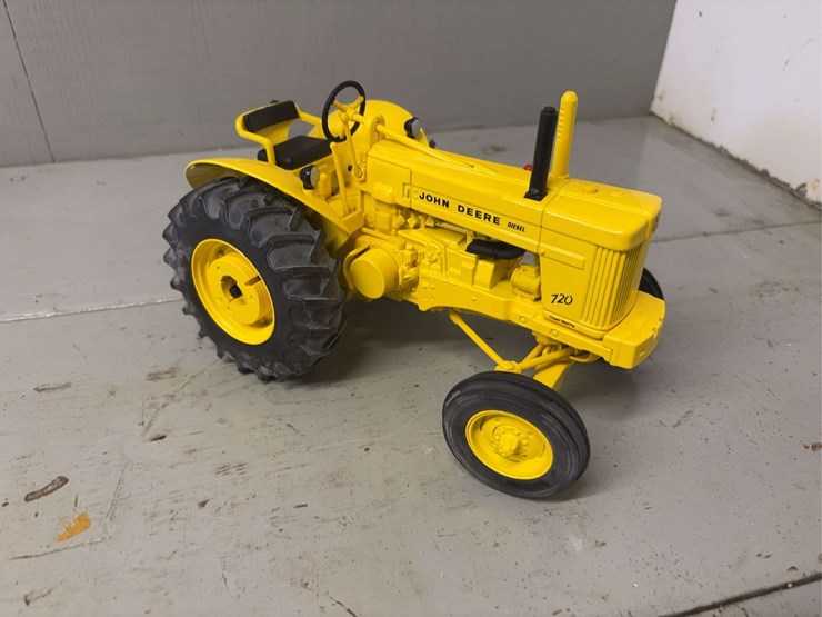 john-deere-720-image-21