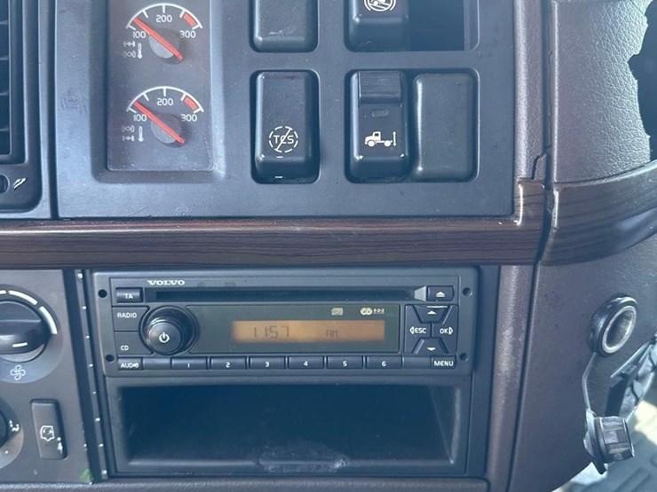 2013-volvo-vnl64t630-image-27