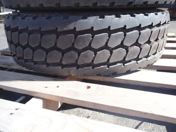 qty-of-(5)-perelli-215/75r17.5-tire(s)-&-rim(s)-image-9