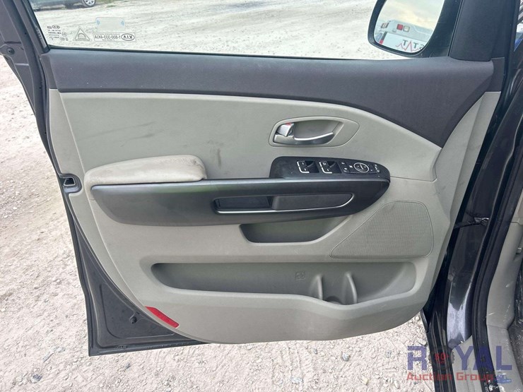 2015-kia-sedona-image-11