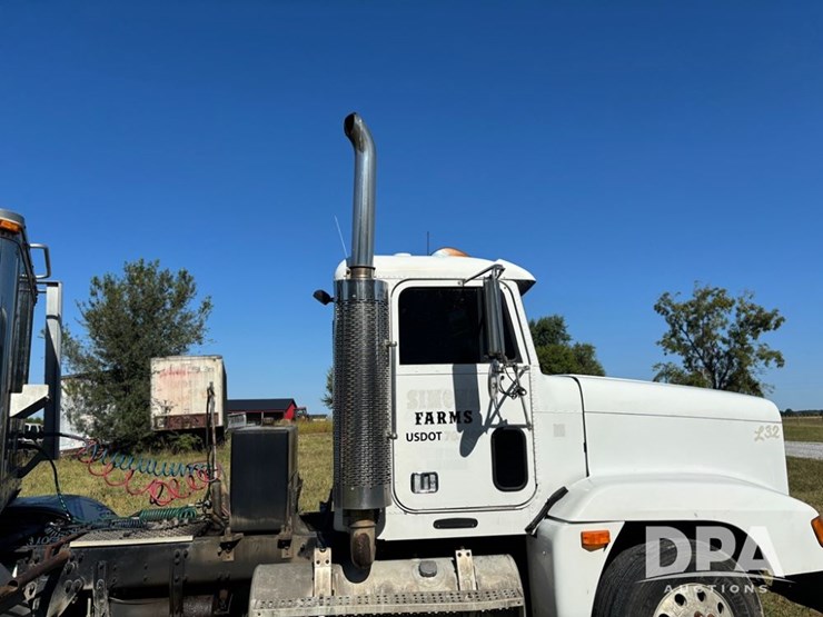 1997-freightliner-fld120-image-16